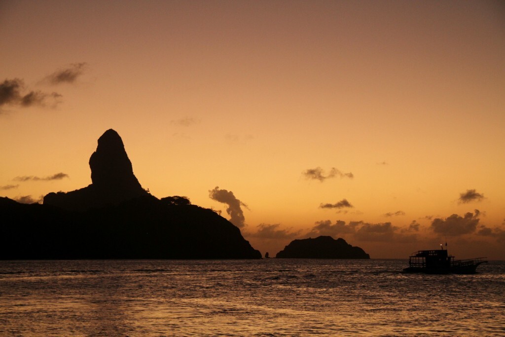 Pôr-do-sol visto a partir do porto de Noronha (foto: Eduardo Vessoni)