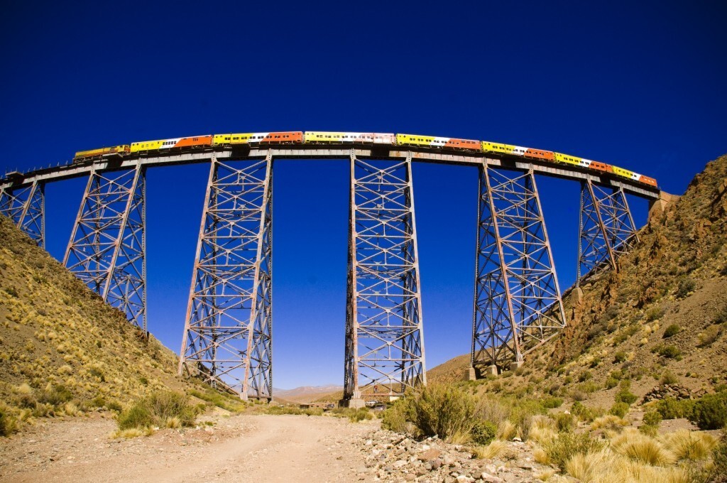 Trem das Nuvens passa pelo Viaducto La Polvorilla, o ponto mais alto da viagem, a 4.220 metros de altitude (foto: Divulgação)