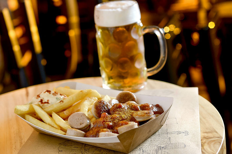 Currywurst com salsicha de vitela, de carne suína ou a vegetariana de soja