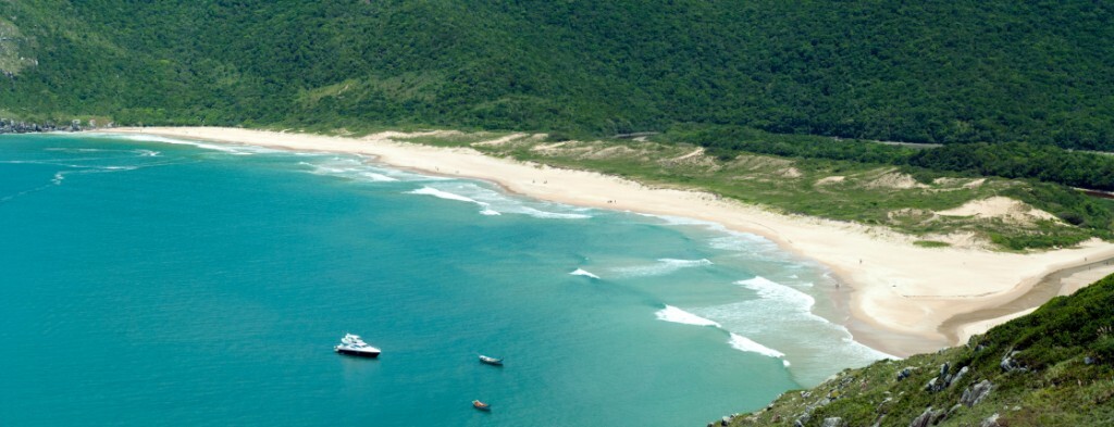 Há mais de 40 praias belíssimas espalhadas pela ilha