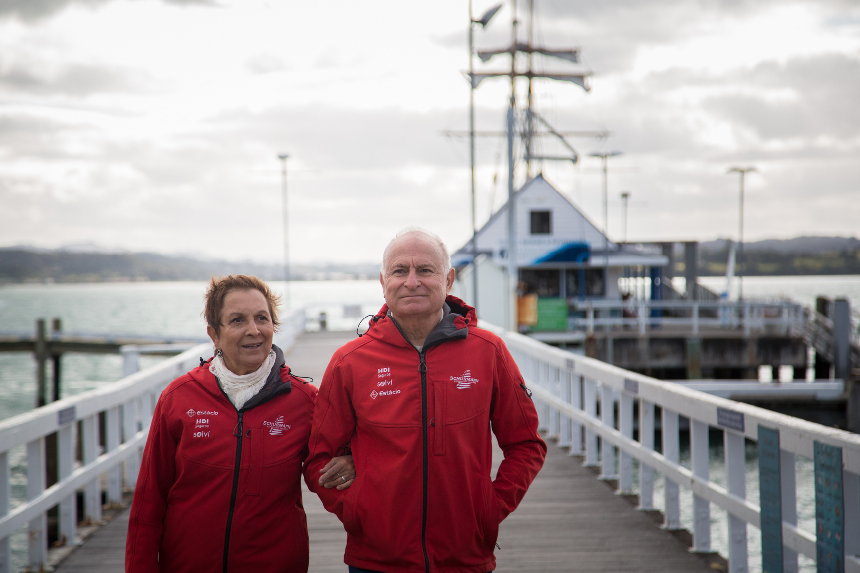 Capitão Vilfredo e Heloísa Schurmann caminham pela baía de Russel, o primeiro porto da Nova Zelândia