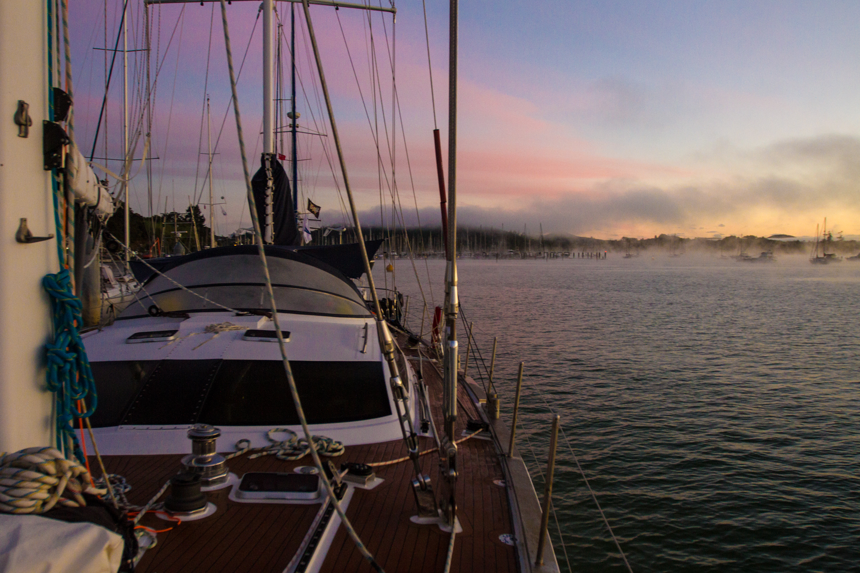 Nevoeiro encobre a baía de Opua, no Norte da Nova Zelândia
