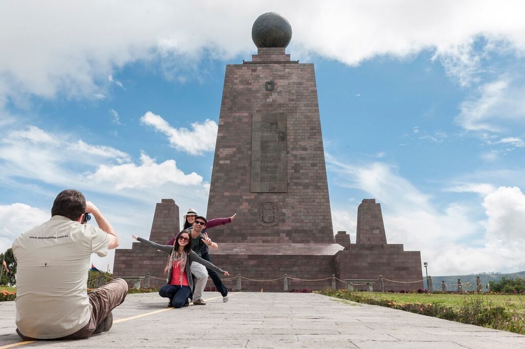 Monumento Metade do Mundo, marco que divide o planeta nos hemisférios Norte e Sul e marca a latitude 00°00’00’’