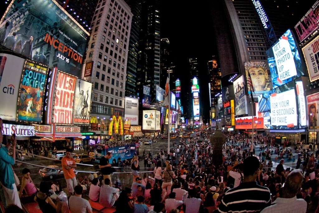 A contagem regressiva do último minuto do ano é realizada a partir da queda da The New Year’s Eve Ball