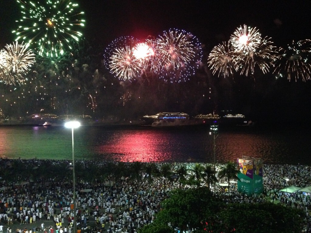 Os 4 km da orla de Copacabana são ocupados por cerca de dois milhões de pessoas