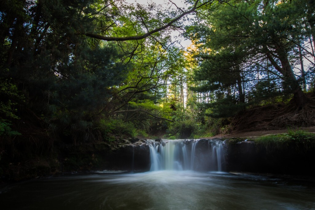 A 20 minutos da cidade de Roturoa, Kerosene Creek é uma cachoeira com águas quentes devido a atividade geotermal da região