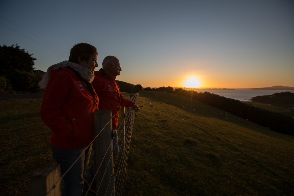 Família Schurmann curte o por do sol nos campos da Nova Zelândia