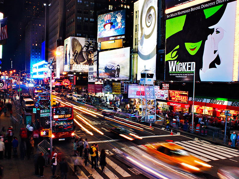 Na agitada Times Square está localizado o TKTS, lugar onde é possível encontrar ingressos mais baratos para espetáculos da Broadway / Imagem: Joe Buglewicz