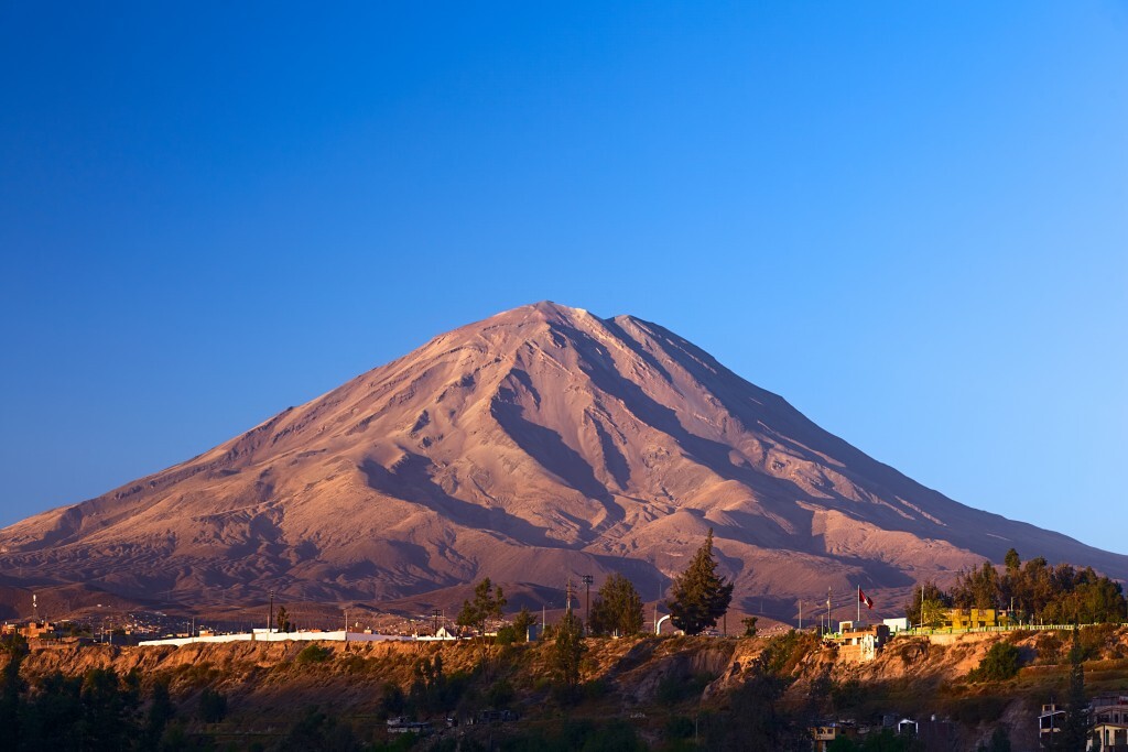 Vista da cidade de Arequipa com o vulcão El Misti ao fundo