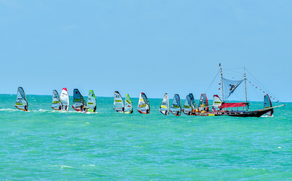 Ventos fazem de Fortaleza um lugar ideal para praticar windsurf