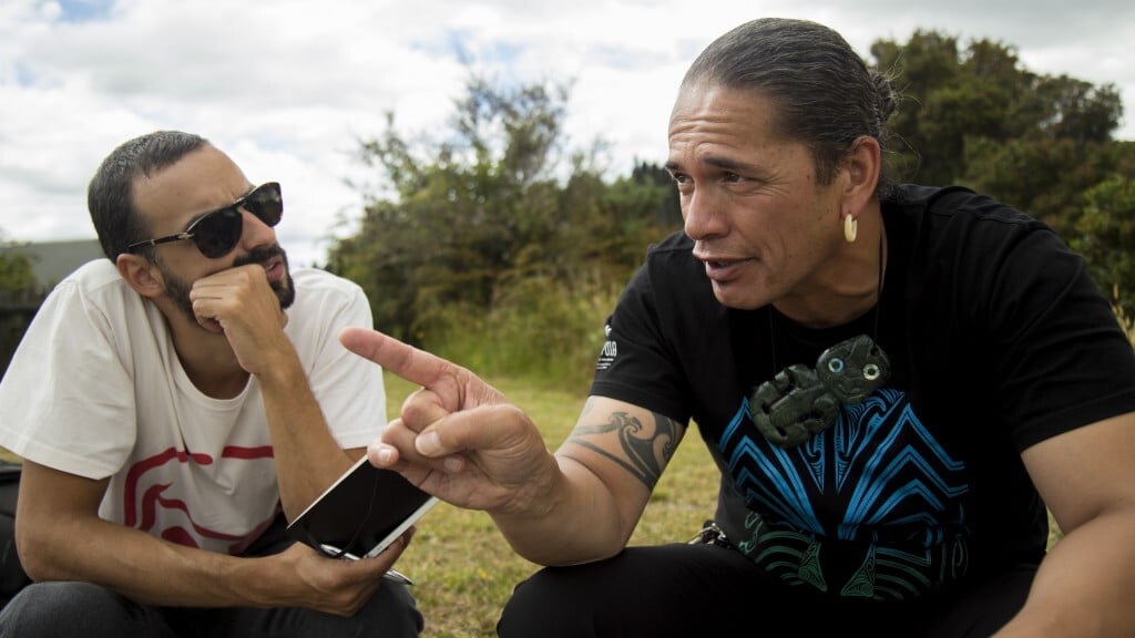 Felipe conversa com Karl Leonard, em Rotorua, na Nova Zelândia