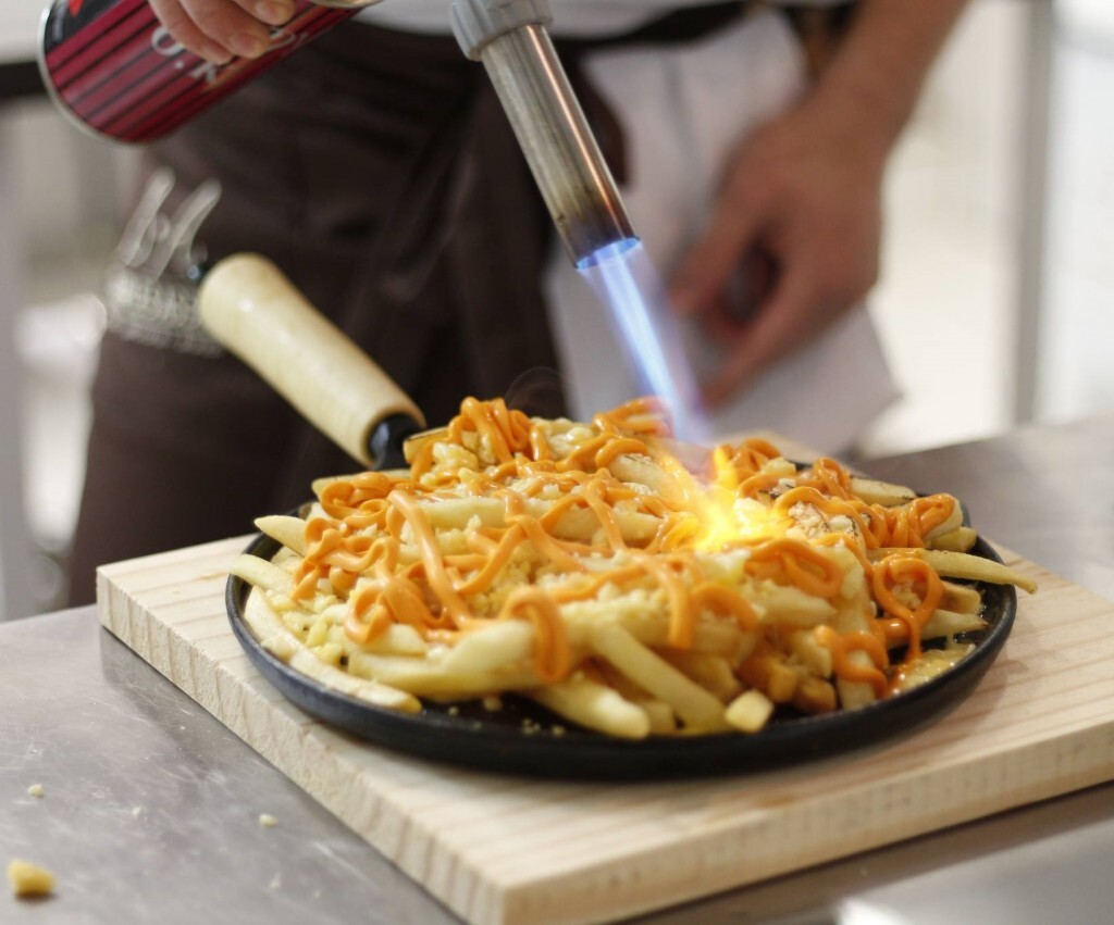 A batata frita flambada com quatro queijos está entre as guloseimas mais pedidas do Simples Assim