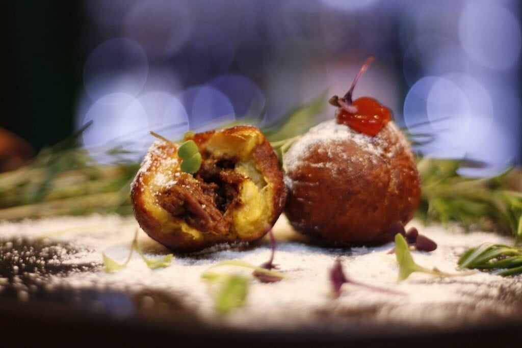 Bolinho de barreado feito com massa de banana da terra do bar curitibano Simples Assim