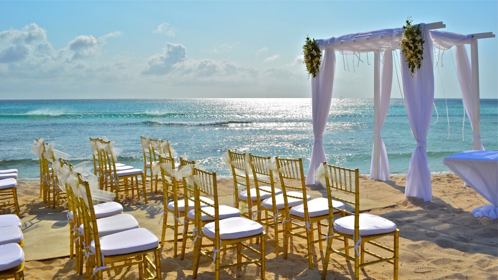A maioria dos casais prefere uma cerimônia com os pés descalços na praia