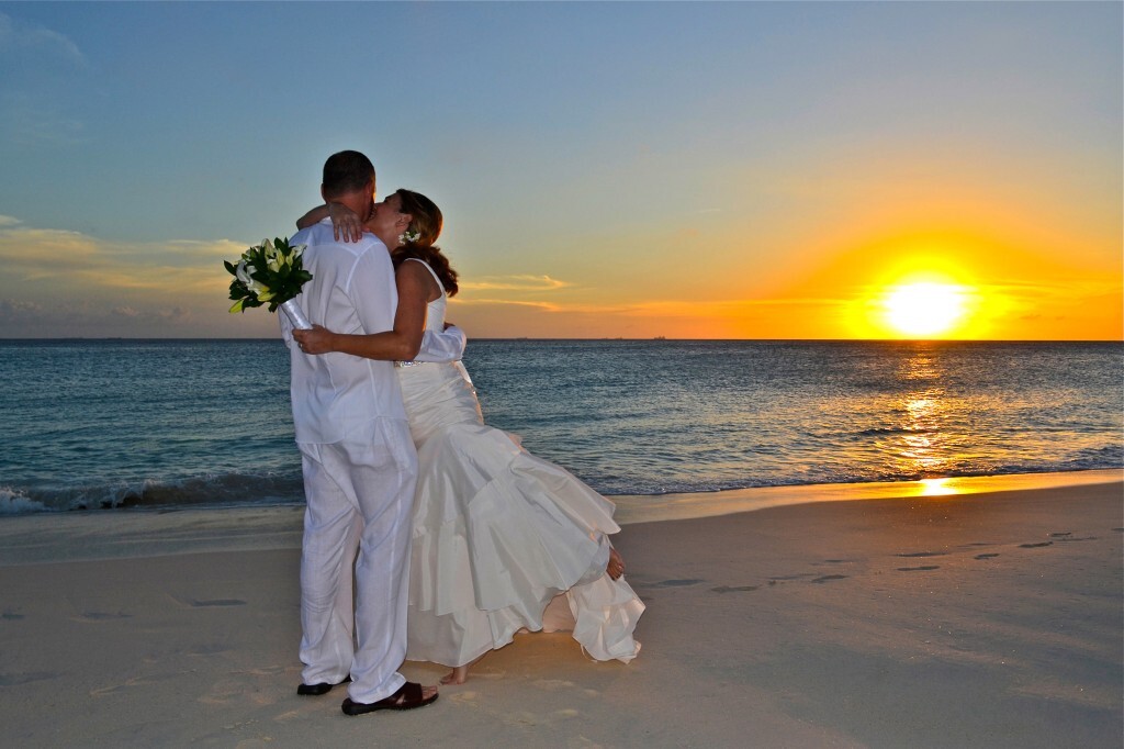 Praias paradisíacas da ilha são o cenário dos sonhos de muitos noivos