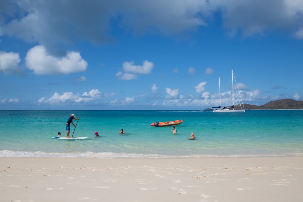 Família Schurmann e o veleiro Kat na Whitehaven Beach, considerada uma das praias mais bonitas do mundo