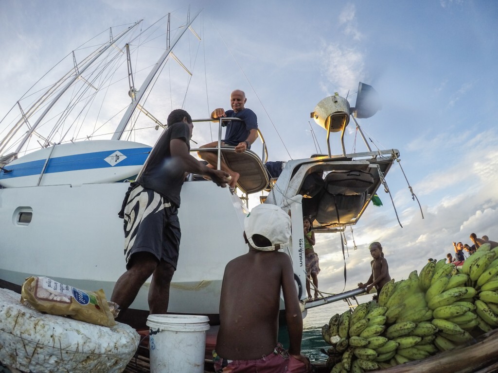 Em Papua Nova Guiné tudo é moeda de troca. Compramos um cacho de bananas por uma camiseta