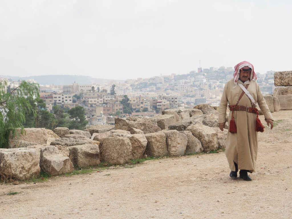 Homem caminha por rua em Jerash, na Jordânia, onde há as ruínas romanas mais bem preservadas fora da Itália