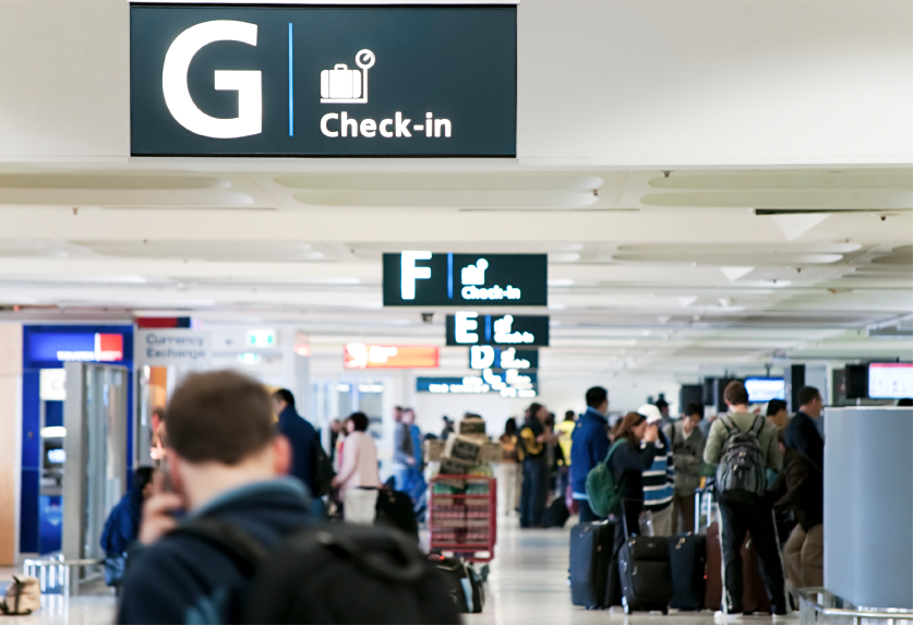 Enfrentar filas antes de embarcar pode fazer os viajantes perderem um tempo precioso no aeroporto