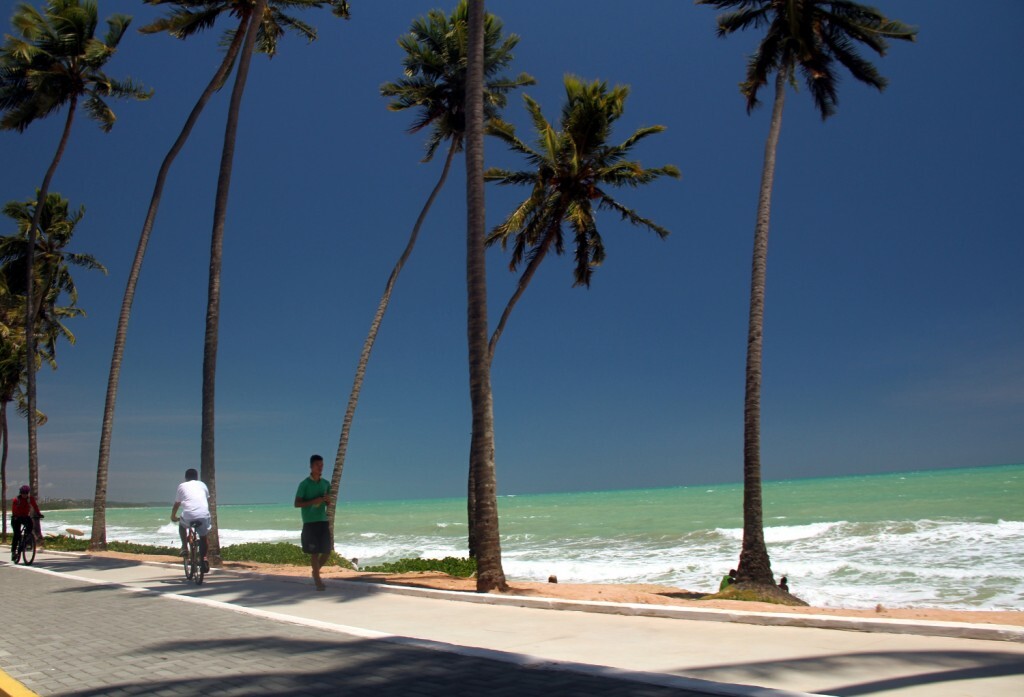 Calçadão na orla de Cruz das Almas, em Maceió