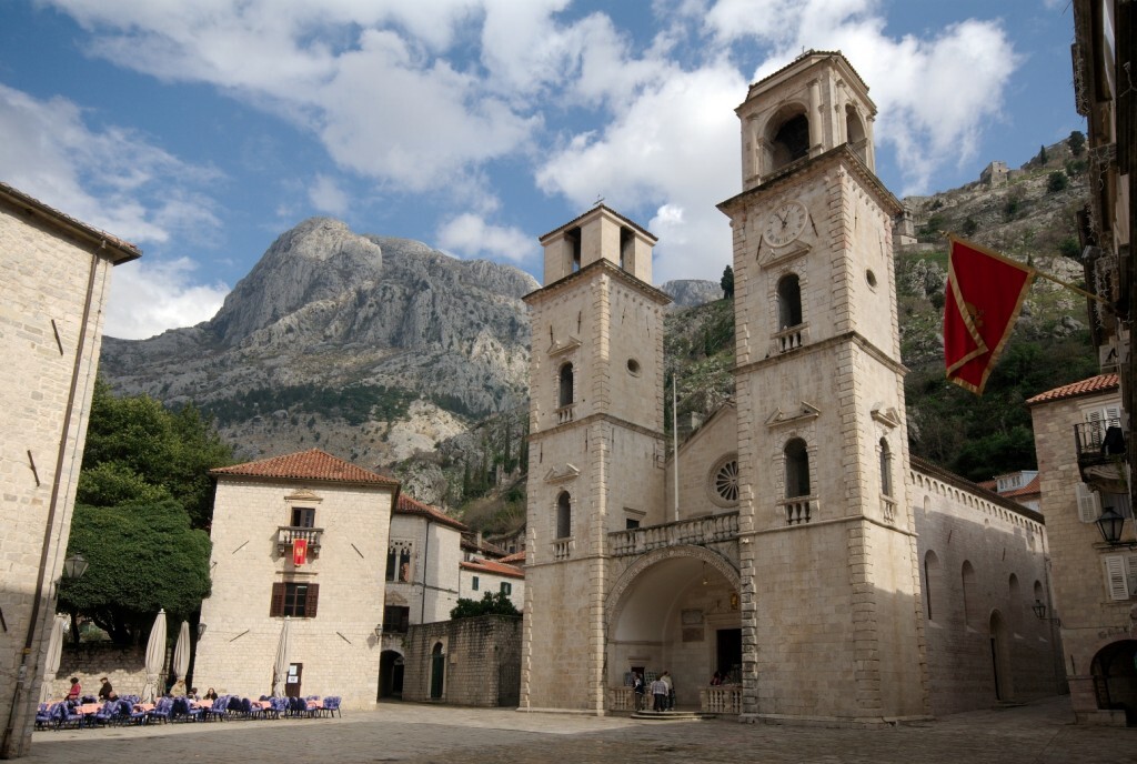 Catedral de St. Tripun, no centro histórico de Kotor