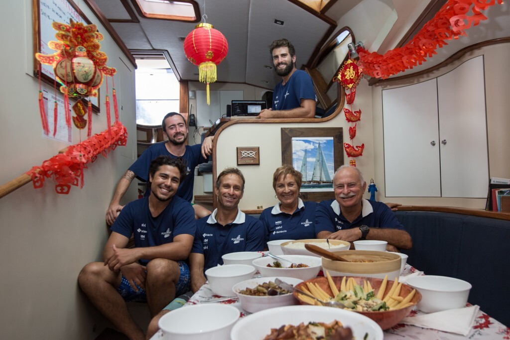 Veleiro Kat no clima do Oriente. Nesta semana a Família Schurmann celebrou o Ano Novo Chinês