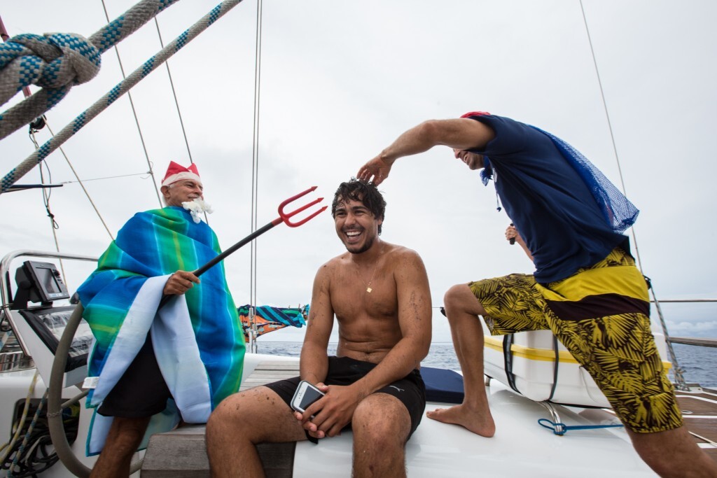 Para celebrar a passagem da linha do Equador, os tripulantes que nunca haviam cruzado a marca da latitude 0º passaram por um tradicional trote dos navegadores!