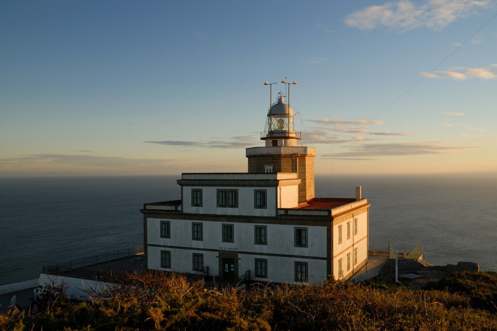 Farol em Fisterra, na bela Costa da morte, que tem esse apelido porque já teve até mais de cem naufrágios