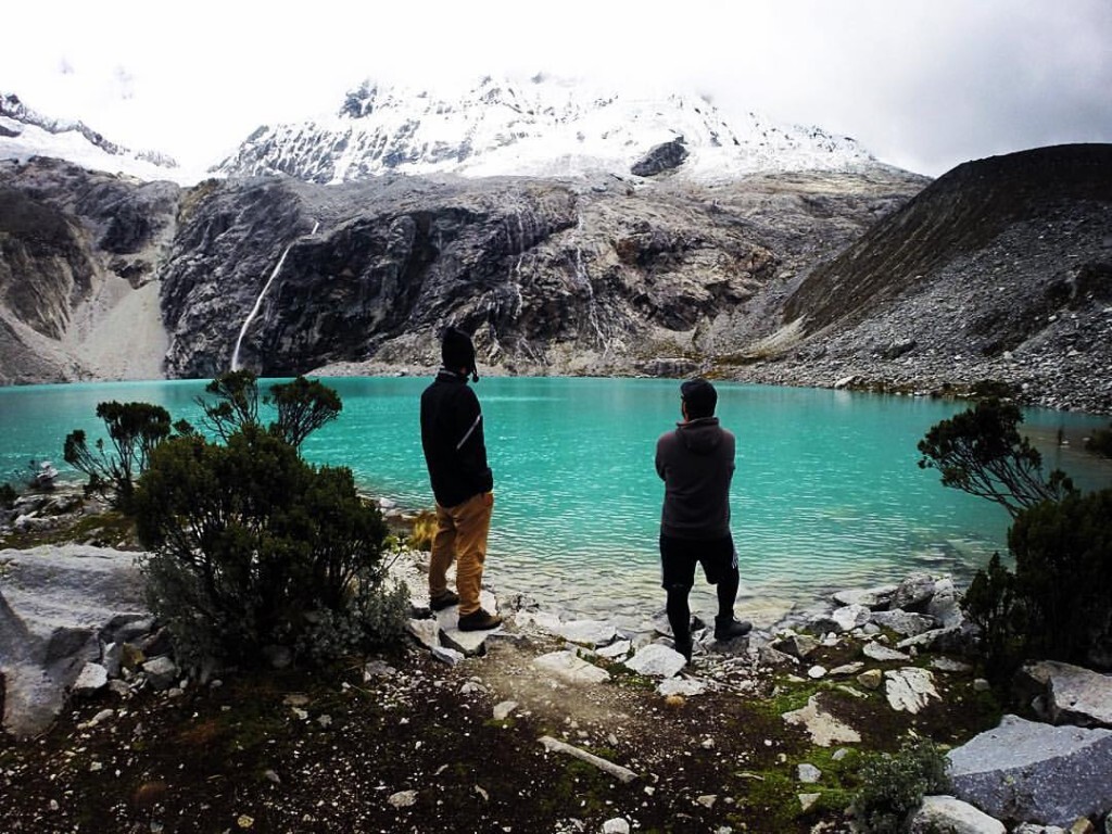 A dupla no lago Huaraz, no Peru
