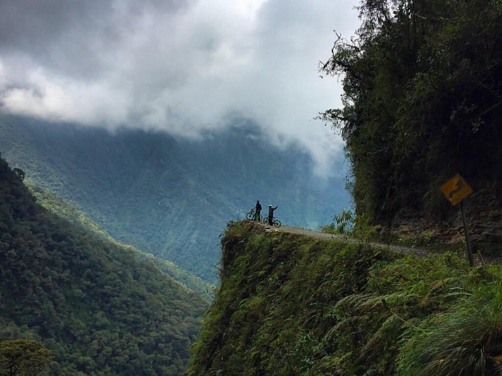 Eduardo e Wagner durante downhill no Camino a los Yungas, mais conhecida como a “estrada da morte”, na Bolívia