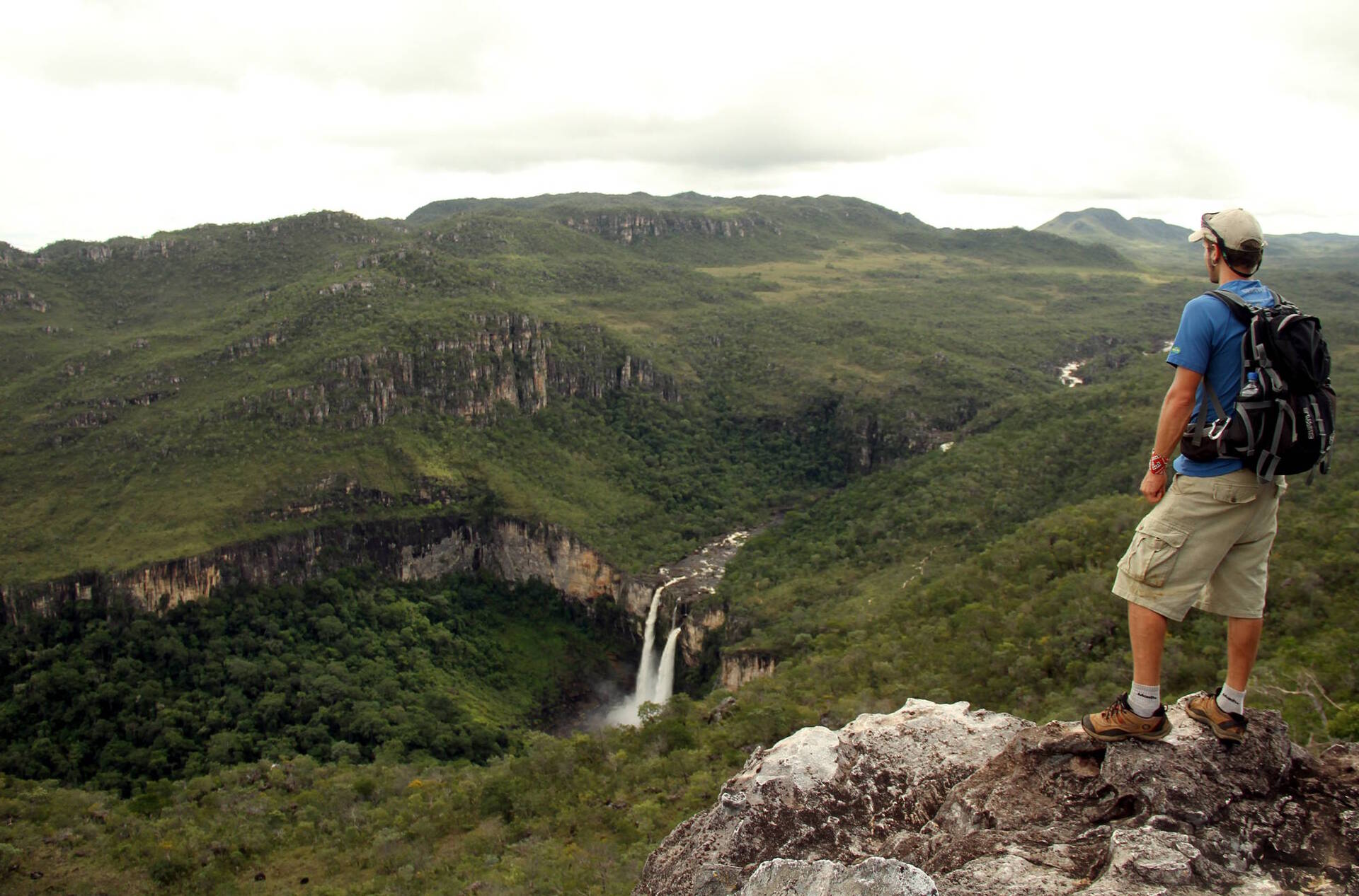 Vista da queda de 120 metros do Salto do Rio Preto I, na Chapada dos Veadeiros, em Goiás
