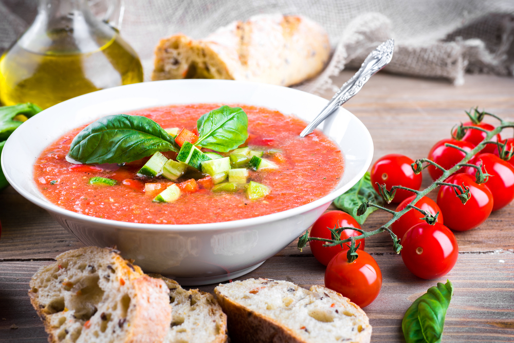 O gazpacho, sopa fria de vegetais, é uma opção deliciosa no verão espanhol