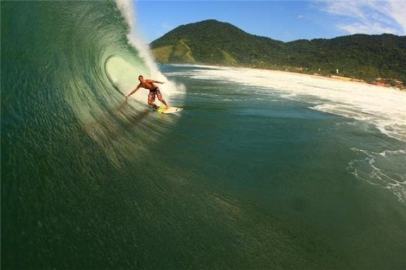 Um dos principais picos de surf de São Paulo. Maresias conta com ondas de nível internacional e já recebeu diversos campeonatos, como o SuperSurf e etapa do Mundial. Foto: Divulgação