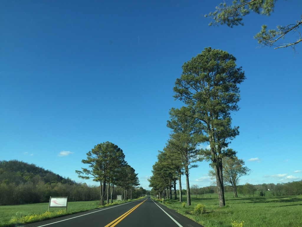 Estrada para Lynchburg, no Tennessee