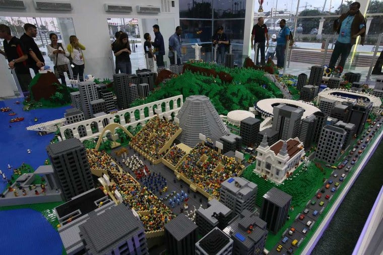 Maquete reúne mais de um milhão de peças e precisou ser montada em quatro países