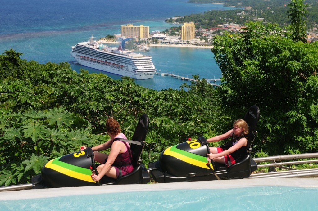 Bobsled no parque Mystic Mountain em Ocho Rios, Jamaica