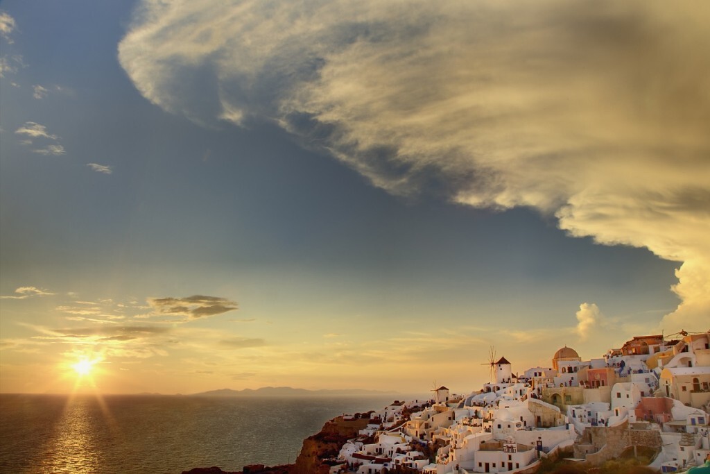 Vista do pôr do sol em Oia, na Grécia