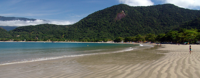 A Praia do Lázaro tem o mar calmo e bastante sombra na areia, o que atrai muitas famílias que tem crianças.