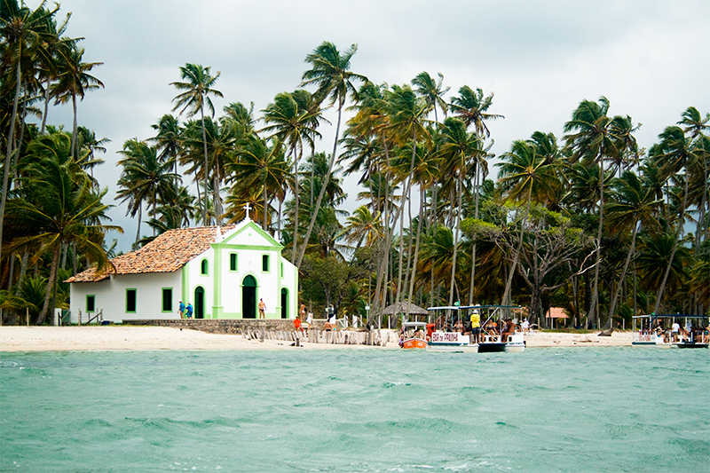 A charmosa capela de São Benedito, localizada na Praia dos Carneiros