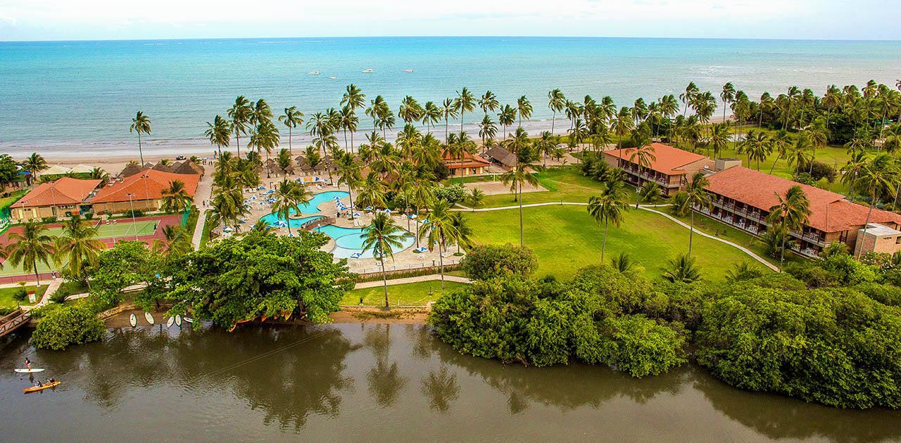 Cortado pelo rio Maragogi, o resort conta com uma estrutura de lazer completa e um complexo aquático com mais de 1.500 m²