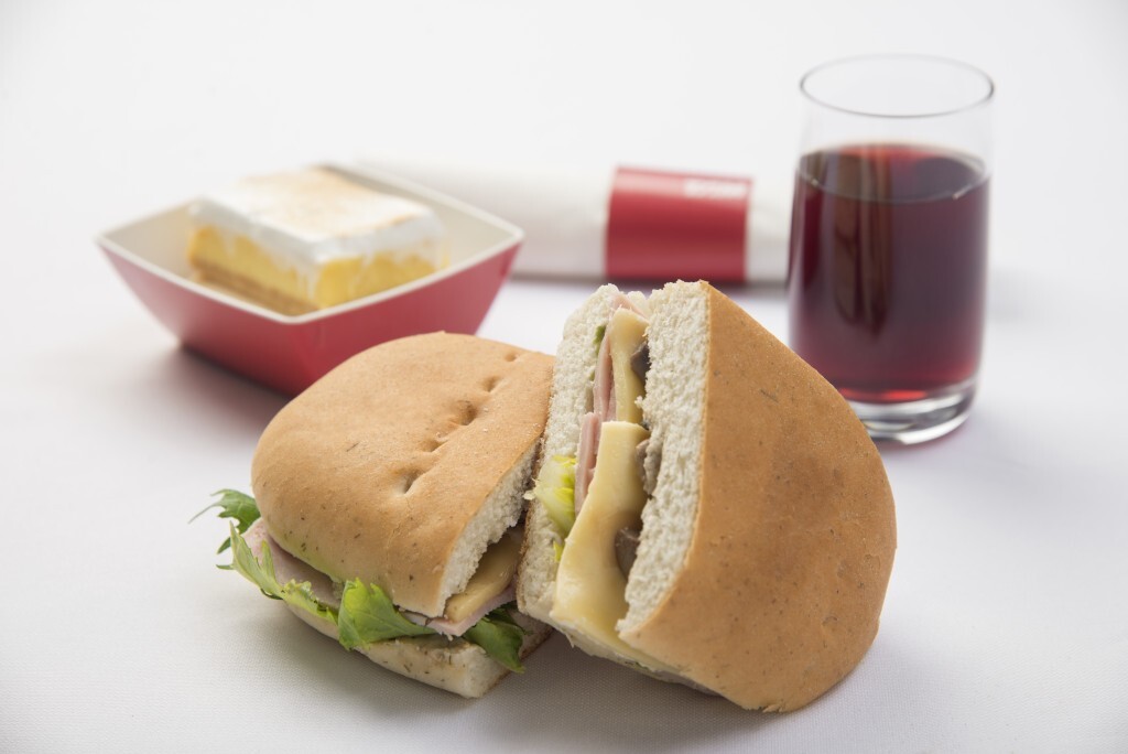 Latam passaré a cobrar pelos lanches e bebidas servidos nos voos domésticos no Brasil