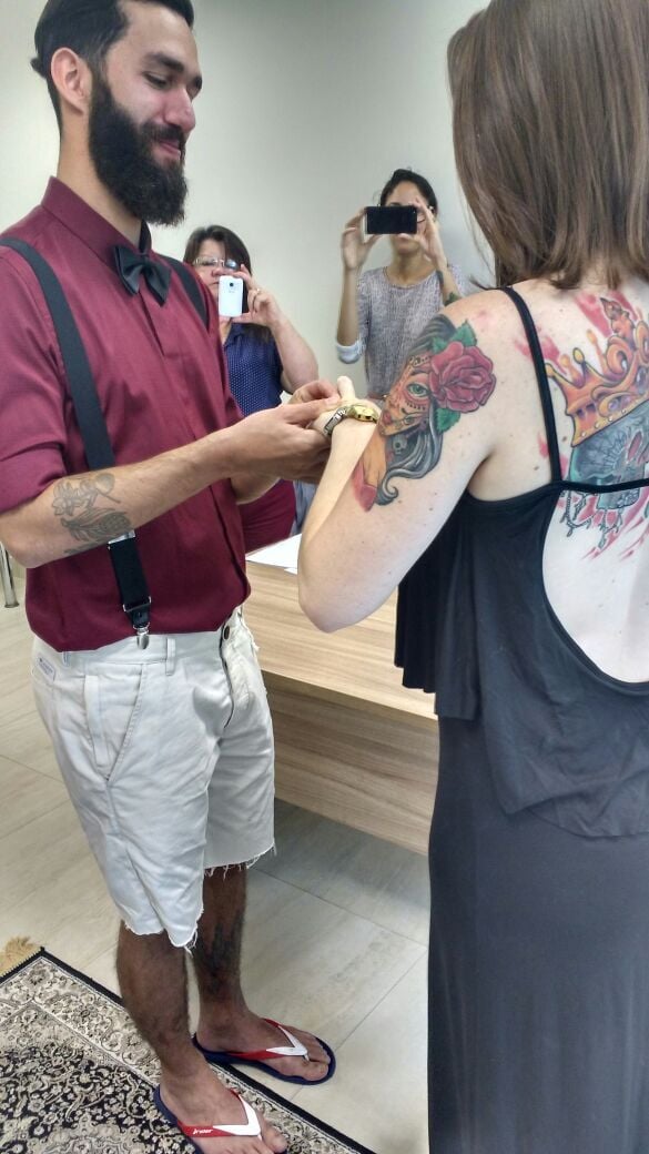 Veja a autenticidade do casal: havaianas são tendência!