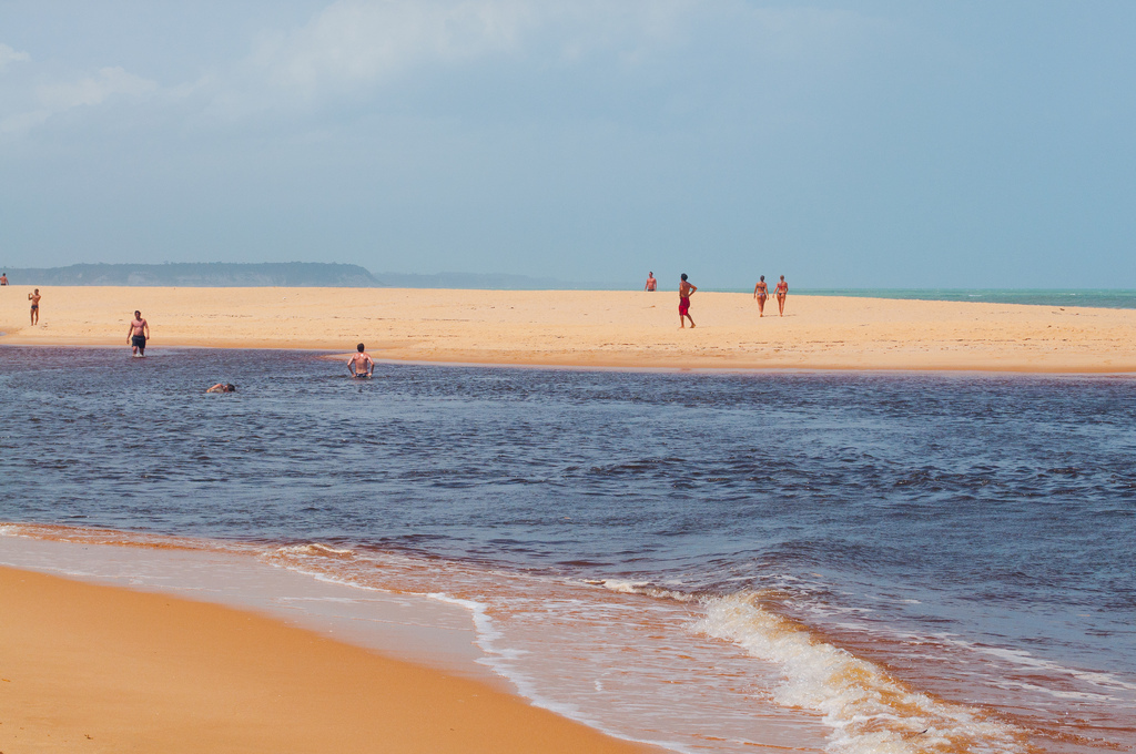 O rio e o mar se encontram na praia de Caraíva, onde as águas ganham uma tonalidade mais escura