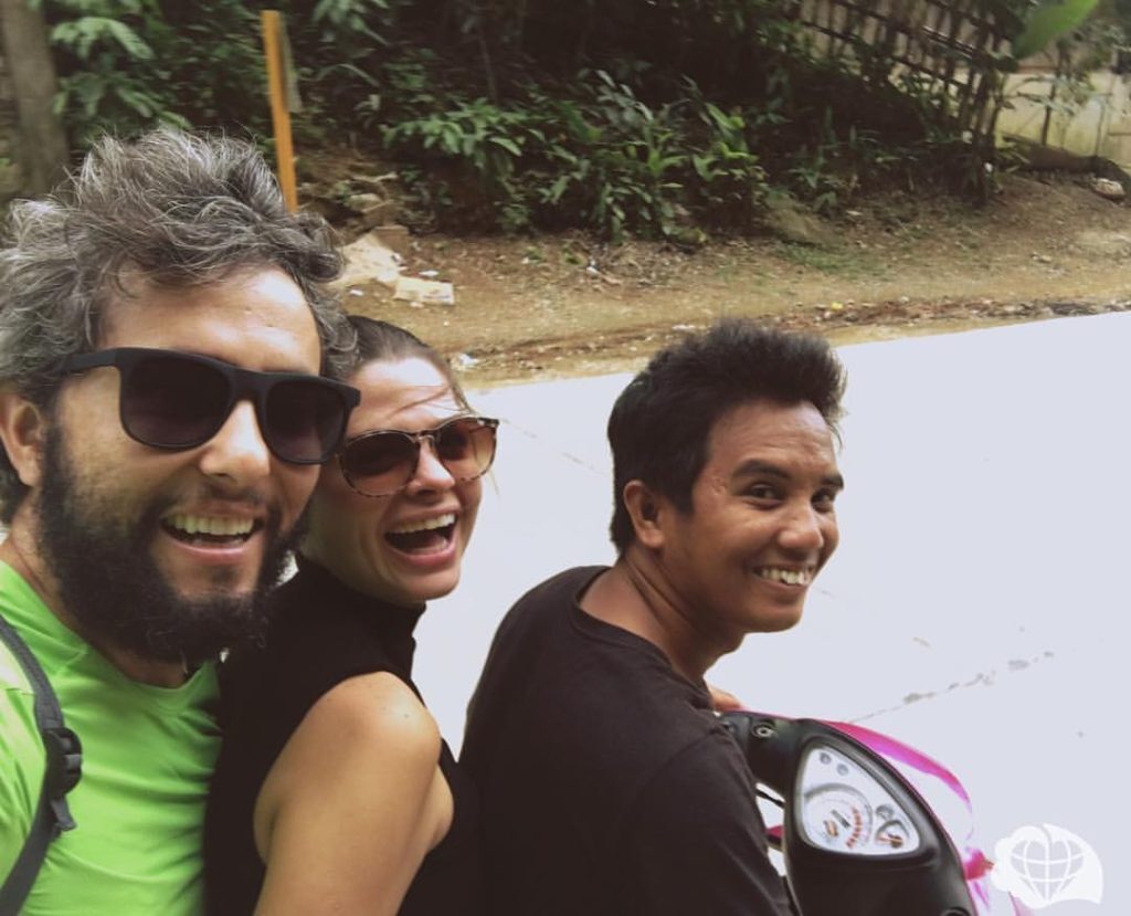 A simpatia do filipino que ofereceu carona, mesmo de moto