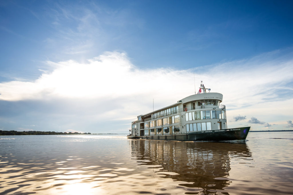 Barco que faz a viagem Amazon Adventure, navegando pela Floresta Amazônica