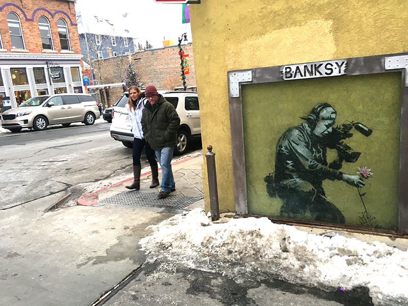 Obra de Banksy em uma esquina da Main Street em Park City