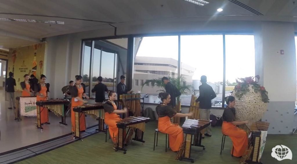 As boas vindas musical no aeroporto de Manila, na chegada às Filipinas