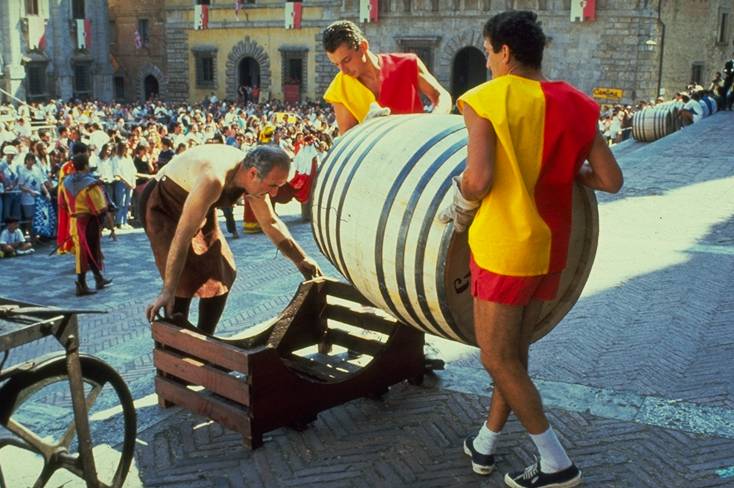 Bravio delle Botti, uma corrida de barril entre as divisões da cidade de Palio de Siena