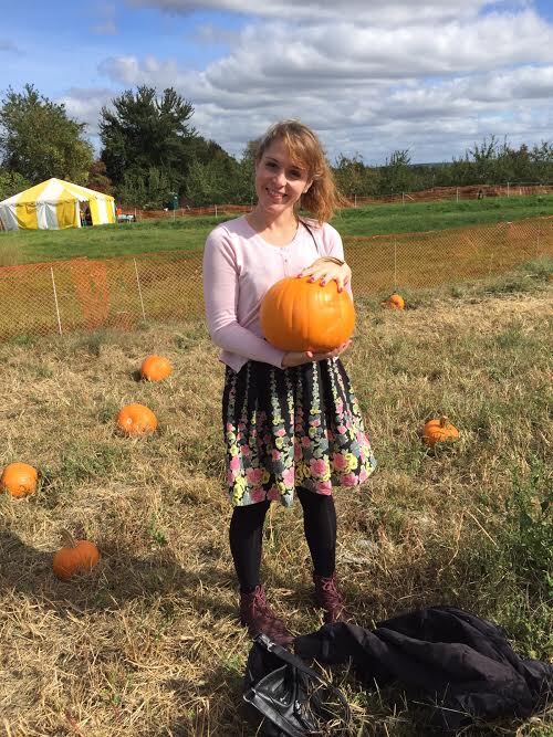 Em uma das muitas fazendas por lá, colhendo abóboras