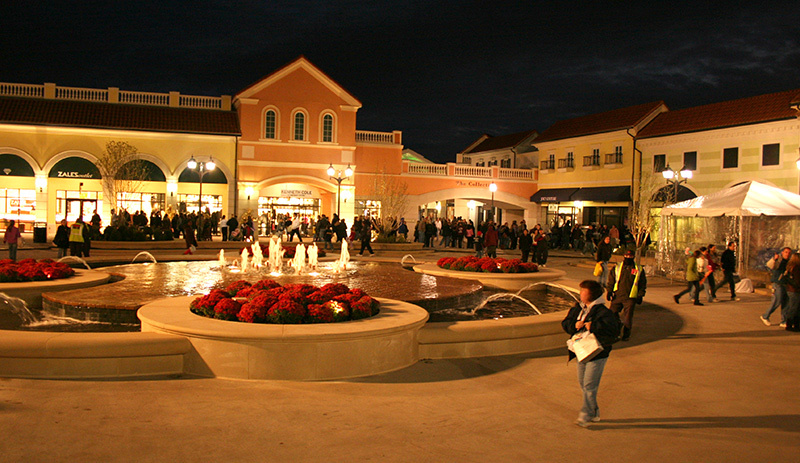 São mais de 60 lojas com preços que chegam a 70% de desconto no Tanger Outlets